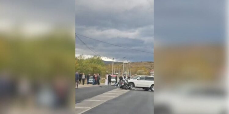 Aksident në Çërravë të Pogradecit, një automobile godet motorin me targa të huaja, drejtuesi i motomjetit mbetet i plagosur.