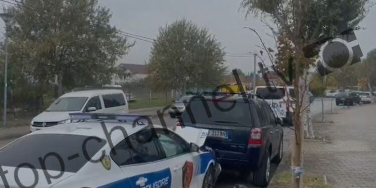 Aksident në Kukës, makina e policisë godet një automjet të parkuar.