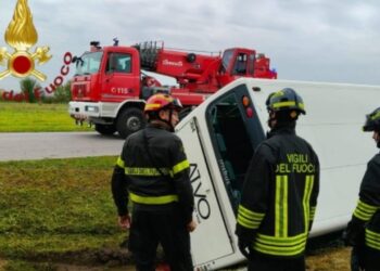 Aksident tragjik në Itali, automobili godet ballë për ballë autobusin me 50 studentë, të lënduarit shpëtohen në spital.