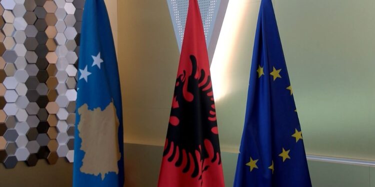 Ambasada lidh bizneset shqiptare në Kosovë, qëllimi është ngritja e rrjeteve dhe bashkëpunimi mes tyre.
