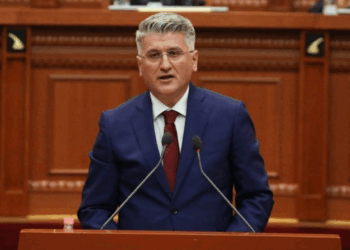 “Arben Pëllumbin e zëvendësuan me Zegjinenë, Tërmeti ende nuk po tregon talentin e tij; Gjekmarkaj komenton: Ah, Dash Sula na la pa babë, Korreshi po vjen me bluzë me rombe.”