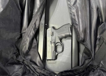 Arma e zjarrit e gjetur, arrestohet e dyshuara në Aeroportin e Prishtinës