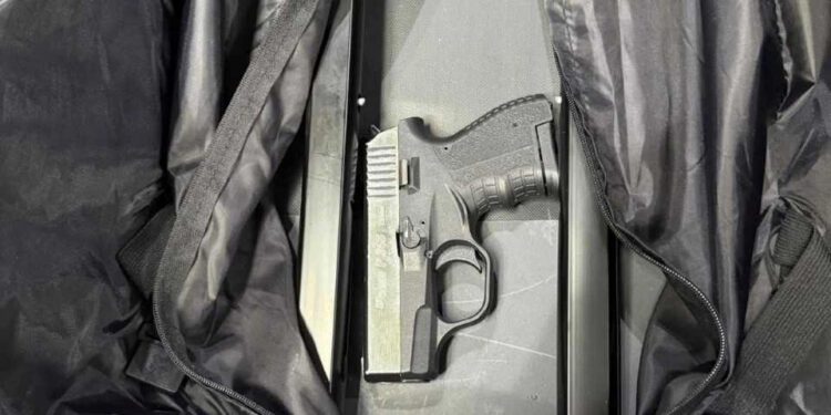 Arma e zjarrit e gjetur, arrestohet e dyshuara në Aeroportin e Prishtinës