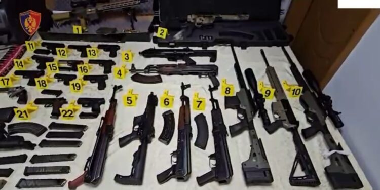 Armë dhe municion zbulohet në Tiranë, arrestohet një person