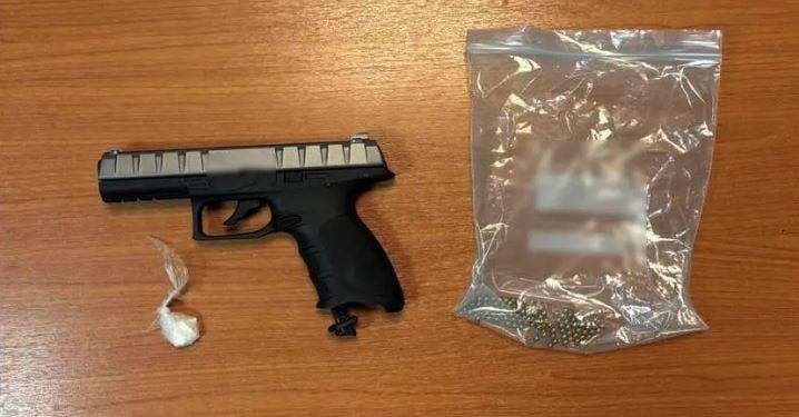 Arrestohet shqiptari në Selanik me pistoletë dhe kokainë në automjet