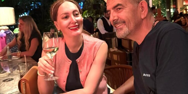 Avokati Saimir Vishaj ndan një foto me gruan e tij mjeke pas përballjes me sëmundjen: Më në fund e kaluam këtë sfidë.