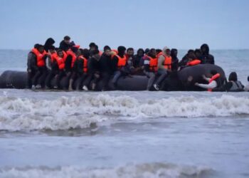 Azilkërkuesit do të lënë hotelet në Britani, qeveria përgatitet të transferojë 900 emigrantë në baza ushtarake.