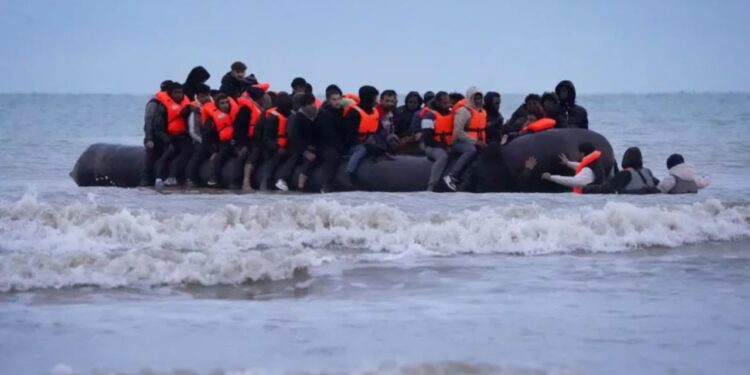 Azilkërkuesit do të lënë hotelet në Britani, qeveria përgatitet të transferojë 900 emigrantë në baza ushtarake.