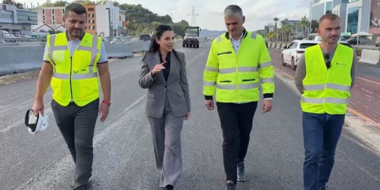 Balluku inspekton punimet e autostradës Tiranë-Durrës: Do të jemi gati për festat e fundvitit, qytetarët kanë treguar mirëkuptim për trafikun