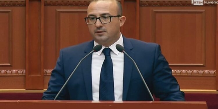 Bardh Koli përjashtohet për 15 ditë nga punimet në Kuvend: "Qëllimi është të heshtin opozitën," thotë Korreshi me shaka: "Na ulën çmimin."