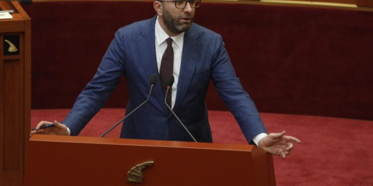 Bardhi nuk pranon të largohet nga salla pas përjashtimit të tij nga Kuvendi, Peleshi ndërpret seancën.