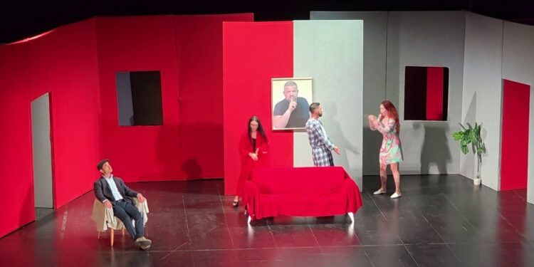 “Bashkëshortja e burrit tim”/ Në teatrin “Bylis” në Fier, premiera e komedisë nën regjinë e Kiço Londos