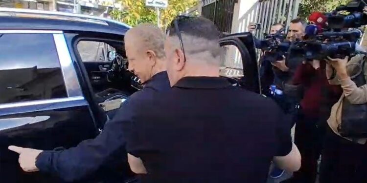 Behgjet Pacolli: "Aeroporti i Vlorës do të realizohet, do jetë më i bukuri" pas daljes nga Prokuroria e Tiranës 
Pacolli thekson besimin në drejtësi dhe shprehet për realizimin e aeroportit