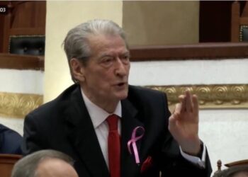 Berisha shkëmben replika me kryetarin e SPAK në Kuvend: Lexo pyetjen para se të përgjigjesh!