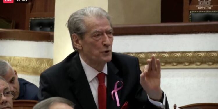 Berisha shkëmben replika me kryetarin e SPAK në Kuvend: Lexo pyetjen para se të përgjigjesh!