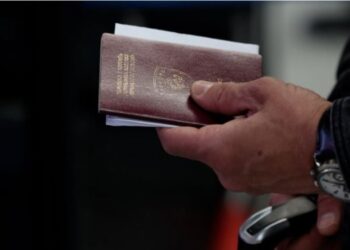 Britania vendos sanksione ndaj bandës nga Kosova për falsifikim dokumentesh për kontrabandën e njerëzve.