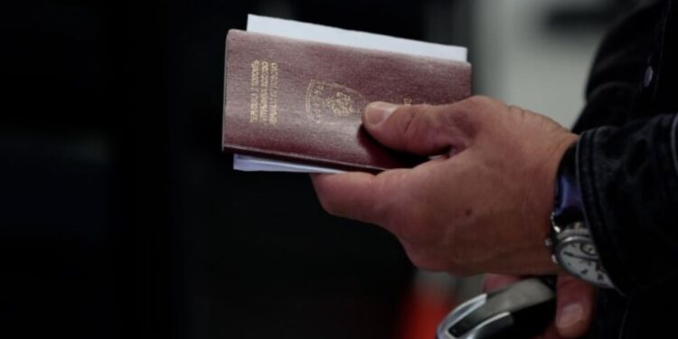 Britania vendos sanksione ndaj bandës nga Kosova për falsifikim dokumentesh për kontrabandën e njerëzve.