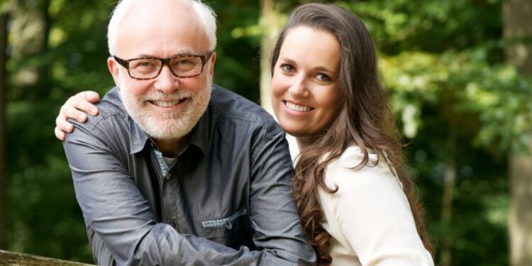 Burrat që kanë marrëdhënie me gra më të reja shprehin se…