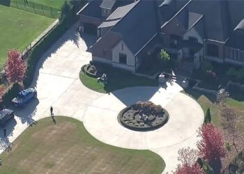 Businessmeni i njohur, jashtë rezidencës së tij luksoze prej 1.9 milion dollarësh, sulmohet me armë zjarri në mesditë.