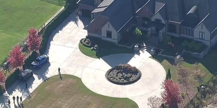 Businessmeni i njohur, jashtë rezidencës së tij luksoze prej 1.9 milion dollarësh, sulmohet me armë zjarri në mesditë.