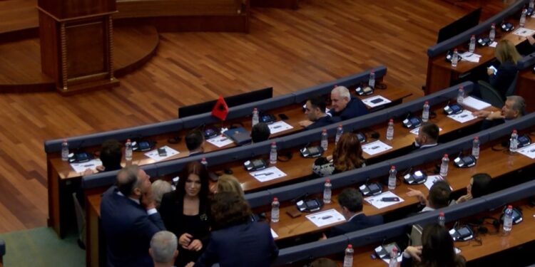 Buxheti i Kosovës në krizë, ekspertët i bëjnë thirrje presidentes Osmani: Gjeni zgjidhje, përndryshe shteti do të funksionojë deri në janar.