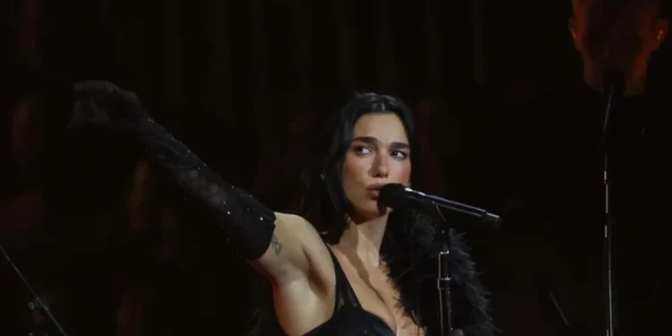 Çfarë ndodhi në skenë? Dua Lipa kërkon ndihmë mjekësore!
