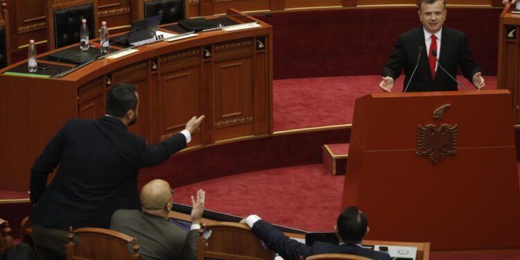 Debati në Kuvend: Noka ndërhyn nga vendi, Balla e pyet: O Sali, përse e pengon Flamurin kur flas për Hashimin?