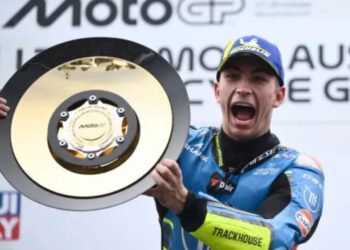 Debutuesi arrin kulmin e podiumit, piloti spanjoll merr titullin e parë në MotoGP.