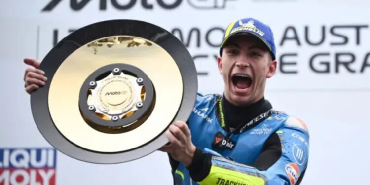 Debutuesi arrin kulmin e podiumit, piloti spanjoll merr titullin e parë në MotoGP.