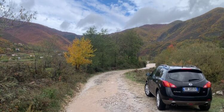 Dëmet e shkaktuara nga shirat në Bulqizë, rruga në “Zallin e Thatë” përmbytet, fshatrat Kokërdhak dhe Koçaj mbeten të bllokuar për orë të tëra.