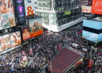 "Demokraci mbi monarki": Sheshi "Times Square" mbushet me protestues që kundërshtojnë politikat e Trumpit.