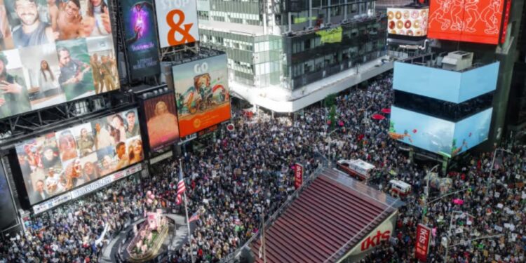 "Demokraci mbi monarki": Sheshi "Times Square" mbushet me protestues që kundërshtojnë politikat e Trumpit.