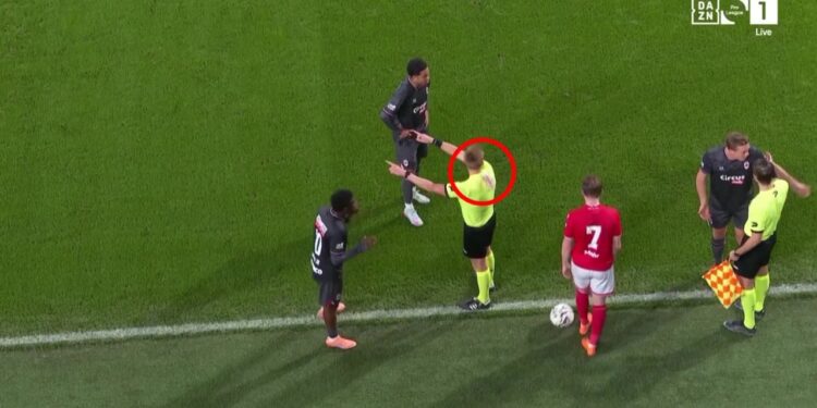 Dështim në Belgjikë: Ndeshja e kampionatit ndalet pasi një tifoz godet gjyqtarin me një gotë.