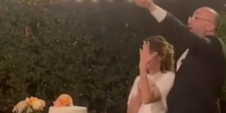 Dhëndri injoron nusen gjatë festimit të golit të De Bruyne kundër Interit në dasmë