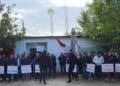 Dhjetë ditë grevë urie për rritjen e pagave, naftëtarët e Marinës protestojnë para zyrave të Bankers Petroleum.