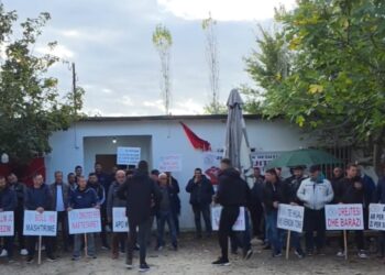 Dhjetë ditë grevë urie për rritjen e pagave, naftëtarët e Marinës protestojnë para zyrave të Bankers Petroleum.