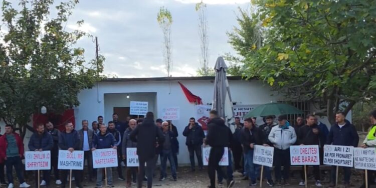 Dhjetë ditë grevë urie për rritjen e pagave, naftëtarët e Marinës protestojnë para zyrave të Bankers Petroleum.