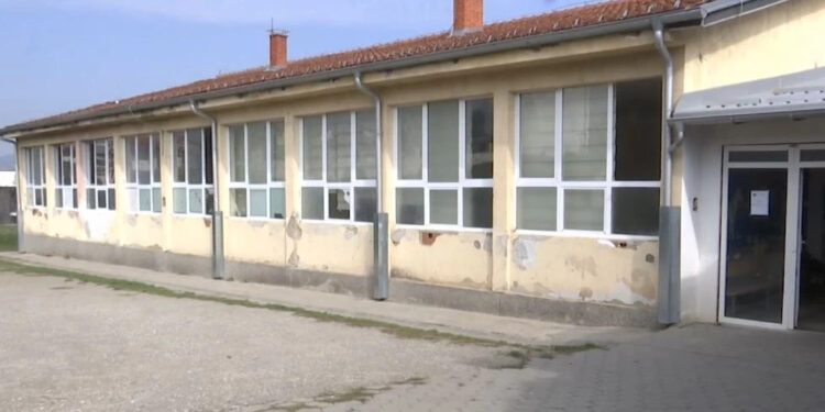 Dhunë ndaj një të riu 14-vjeçar në oborrin e shkollës