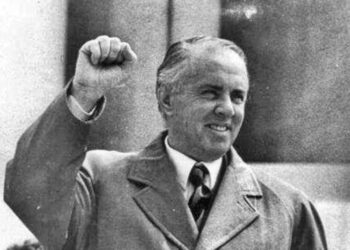 Diktatori i pasigurt që krijoi bunkerë, jo mirëqenie sociale.