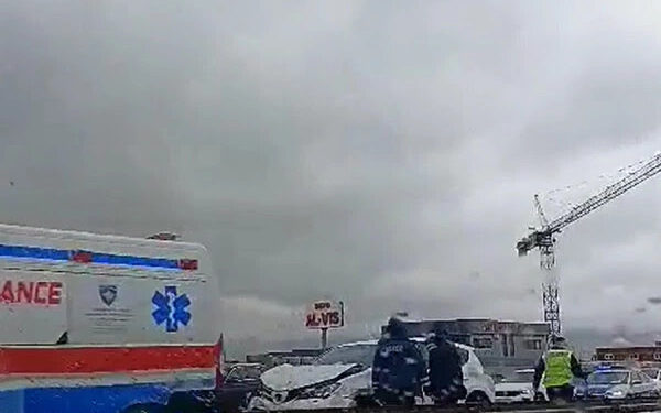 Disa të plagosur në një përplasje me pesë makina në rrugën Prishtinë-Pejë