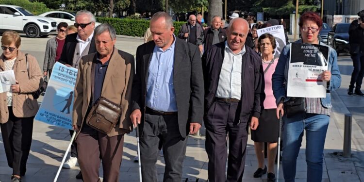Ditë ndërkombëtare e Shkopit të Bardhë: Shoqata e të verbërve organizon marshim para bashkisë së Durrësit për të kërkuar integrim.