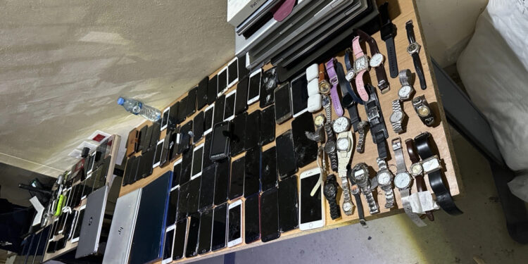 Dogana në Vërmicë konfiskon pajisje elektronike të kontrabanduara.