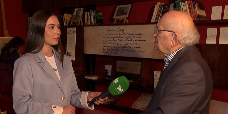 Dritëro Agolli: Ekspozitë me Pjesë Origjinale të Romanit 'Shkëlqimi dhe Rënia e Shokut Zylo'