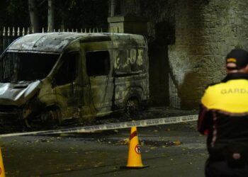 Dublin: Protesta e dhunshme, djegia e furgonit të policisë dhe një agjent i plagosur