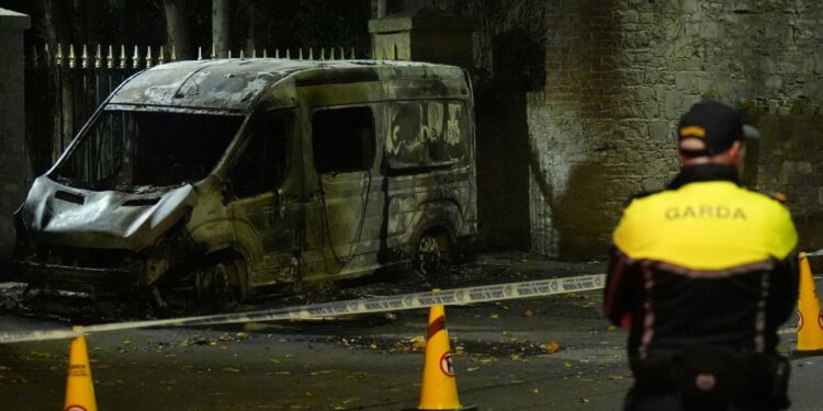 Dublin: Protesta e dhunshme, djegia e furgonit të policisë dhe një agjent i plagosur