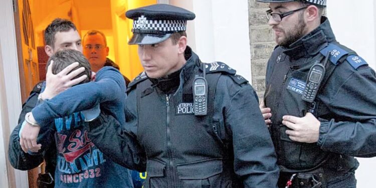 Duen arrestuar në Angli dy shqiptarë me kartela të kuqe nga Interpoli