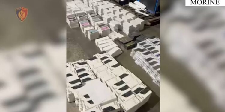 Dy persona arrestohen në Morinë pas sekuestrimit të celularëve dhe medikamenteve me vlerë mbi 54 milionë lekë.