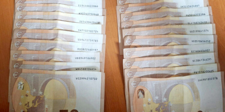 Dy qytetarë në Rahovec i dorëzojnë Policisë gati 2000 euro të zbuluara në rrugë