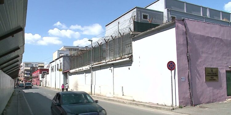 Dy të burgosur përgatitën arratisje me litar të bërë vetë, Prokuroria e Tiranës i dërgon në gjyq – ja çfarë përmban dosja.