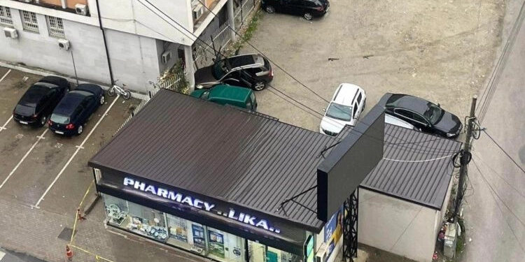 Dyshimi i armatosur me dy kallashnikovë plagos rëndë dy njerëz në Pejë